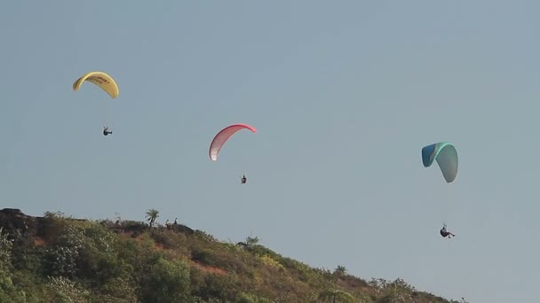 Paragliding na hory proti jasné modré oblohy — Stock video