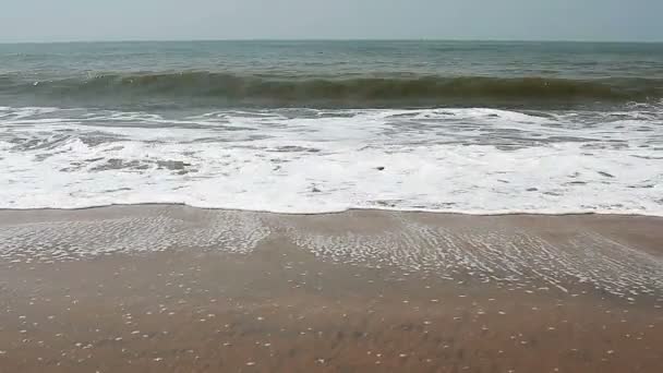 Prachtige zee golven op het strand in Goa — Stockvideo