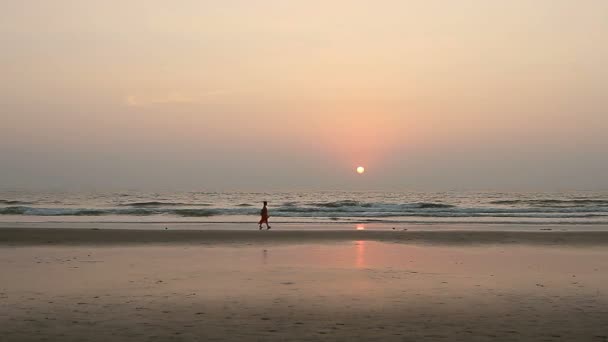 美丽女人放松在夕阳的光线果阿海滩上 — 图库视频影像