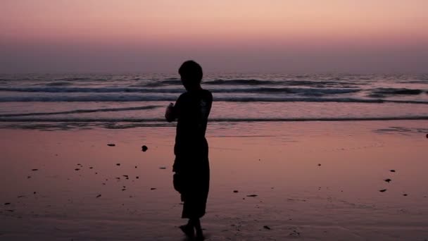 身份不明的男子玩弄玻璃球在海滩上 — 图库视频影像