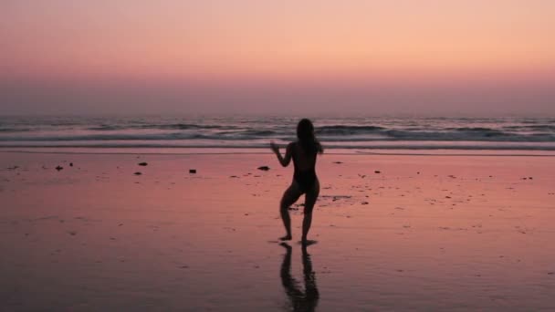 Niezidentyfikowana kobieta ćwiczyć karate na plaży — Wideo stockowe