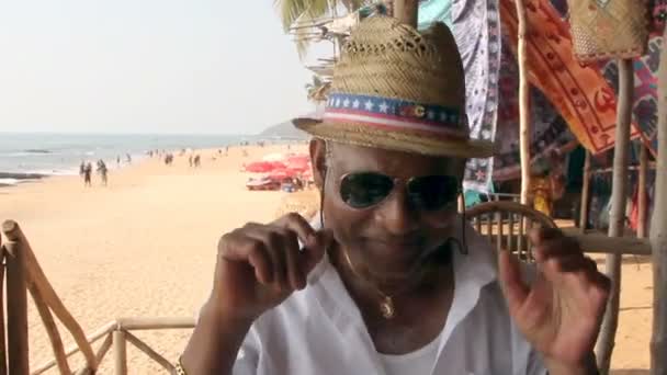 Hombre no identificado escuchando música en el bar Anjuna — Vídeo de stock