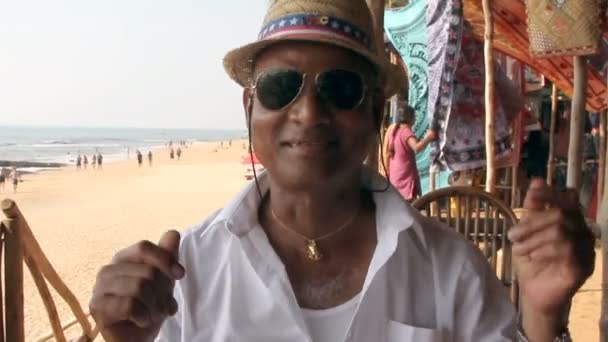Homme non identifié écoutant de la musique dans le bar Anjuna — Video