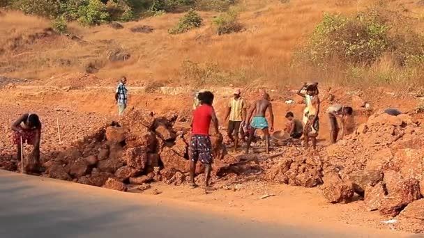 身份不明的人在印度的建设道路 — 图库视频影像