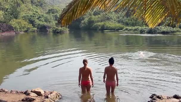 Mulher não identificada nadando no lago doce de Arambol — Vídeo de Stock