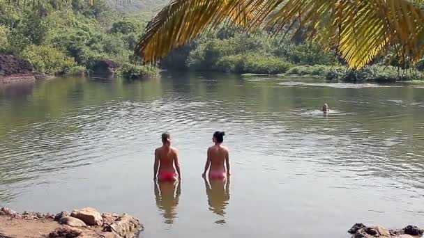 Mujer no identificada nadando en el lago dulce de Arambol — Vídeos de Stock