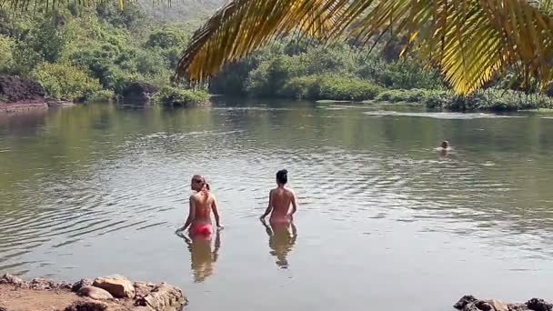 Goa India Febrero 2016 Mujer Identificada Nadando Lago Dulce Arambol — Vídeos de Stock