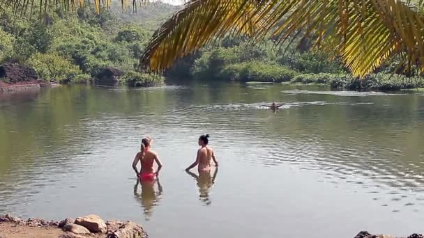 Mulher não identificada nadando no lago doce de Arambol — Vídeo de Stock
