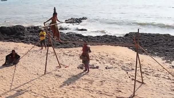 Promeneur de corde serrée errant jouant sur la plage — Video