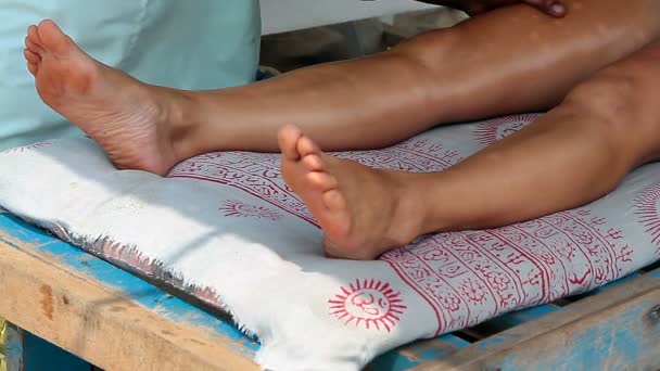 Masaż rąk terapeuty robi nogi na kobiety. — Wideo stockowe