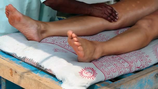 Masaż rąk terapeuty robi nogi na kobiety. — Wideo stockowe