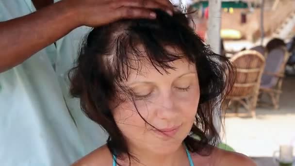 Mãos de terapeuta fazendo massagem na cabeça na mulher . — Vídeo de Stock