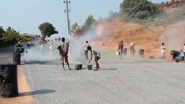 Неизвестные люди строят дороги в Индии — стоковое видео