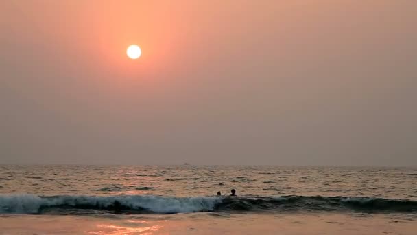 Casal está nadando no oceano ao pôr do sol — Vídeo de Stock