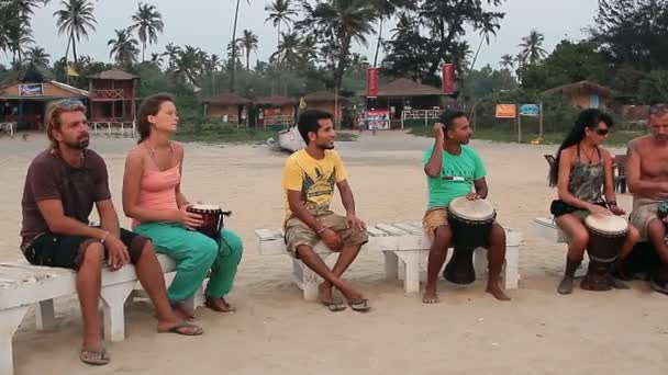 Onbekende man spelen op de trommel op het strand. Goa staat Arambol strand. — Stockvideo