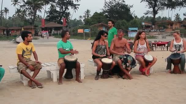 Unbekannter spielt am Strand auf Trommel goa state arambol beach. — Stockvideo