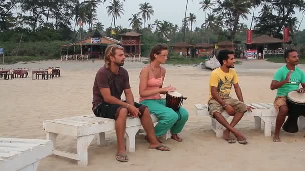 Onbekende man spelen op de trommel op het strand. Goa staat Arambol strand. — Stockvideo