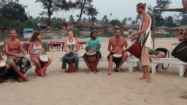 Onbekende man spelen op de trommel op het strand. Goa staat Arambol strand. — Stockvideo