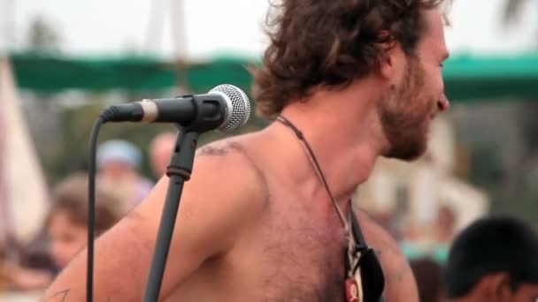 Homme non identifié jouant de la musique sur la plage . — Video