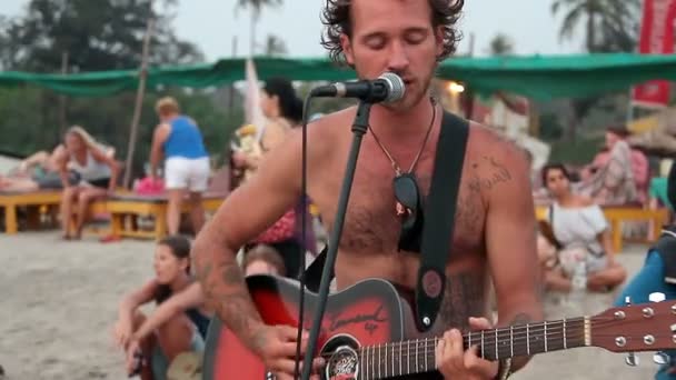 Unbekannter spielt Musik am Strand. — Stockvideo