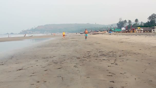 정체 불명된 남자가 해변에서 실행. — 비디오