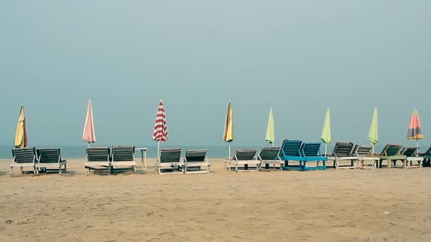 Krzesło z parasolem, w pobliżu plaży — Wideo stockowe