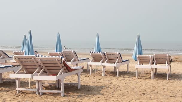 Cadeira com guarda-chuva perto da praia — Vídeo de Stock