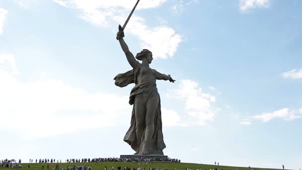 Маса відвідує відвідувачів меморіальний комплекс Мамаєв курган на річницю перемоги у Великої Вітчизняної війни. — стокове відео