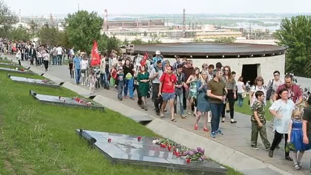 Massa besök besökare av memorial komplexa Mamaev Kurgan på årsdagen av seger i bra andra världskriget. — Stockvideo