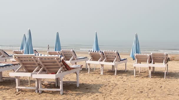 Liegestuhl mit Sonnenschirm in Strandnähe — Stockvideo