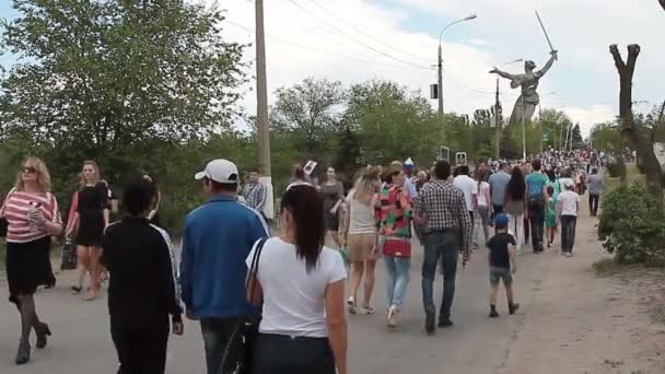Kunjungan massal pengunjung kompleks memorial Mamaev Kurgan pada peringatan kemenangan dalam Perang Dunia II . — Stok Video