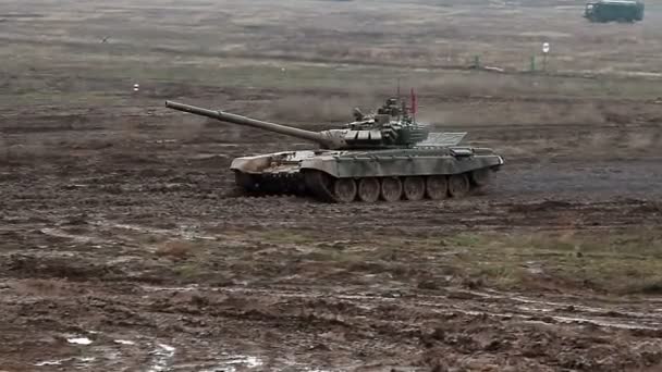 Military tank biathlon competition — Stock Video