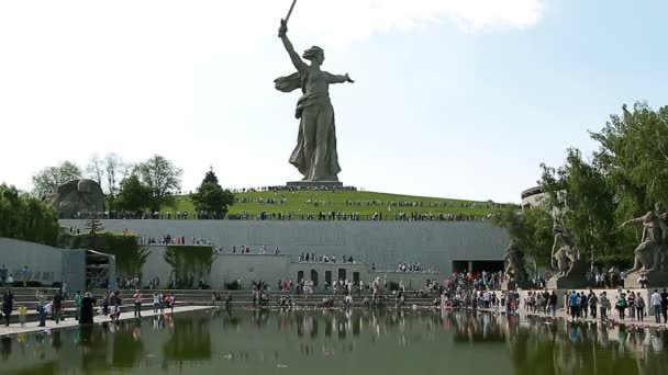 Tömeg látogatások a látogatók a memorial komplex Mamaev Kurgan győzelem nagy világháborúban évfordulóján. — Stock videók