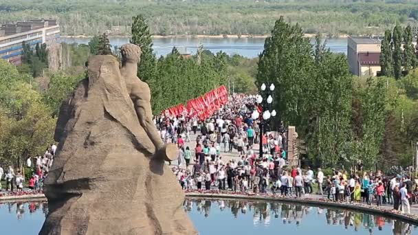 Massa besök besökare av memorial komplexa Mamaev Kurgan på årsdagen av seger i bra andra världskriget. — Stockvideo