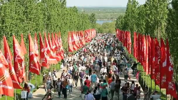 Натовп людей піднімається на Мамаєв курган — стокове відео