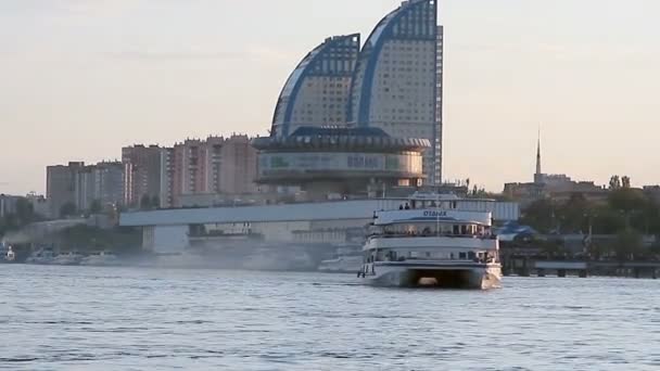 Embankment y vista a la Terminal Fluvial desde Volga — Vídeo de stock