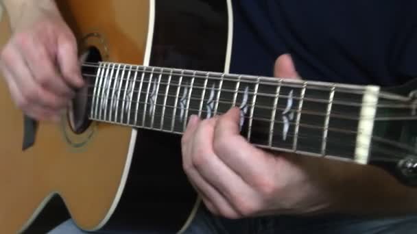 Виконавець грає на акустичній гітарі. Музичний інструмент з гітарними руками — стокове відео