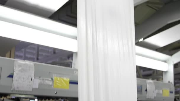 Industria textil - bobinas de hilo en la máquina de hilar en una fábrica — Vídeo de stock