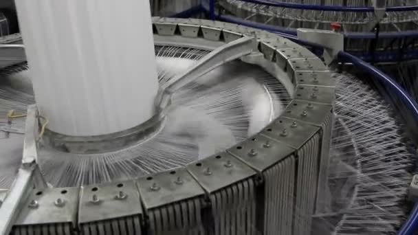 Текстильная промышленность - пряжа катушки на прядильной машине на заводе — стоковое видео