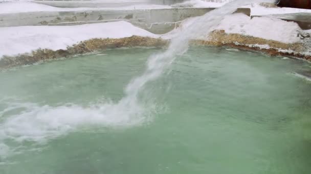 Hidrojen sülfit kaynağının su püskürtüsü. — Stok video