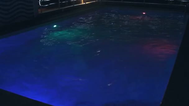 Zwembad in luxehotel in nacht verlichting — Stockvideo