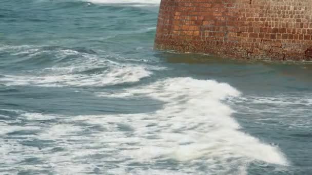 波を打つ石の壁 — ストック動画