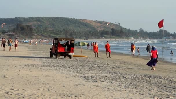 Personas no identificadas descansando en la playa . — Vídeos de Stock