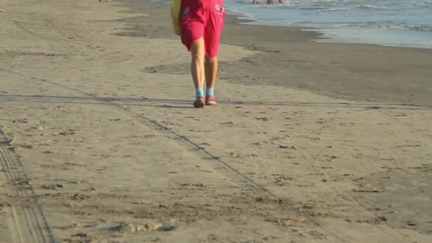 Personas no identificadas caminando por la playa . — Vídeo de stock