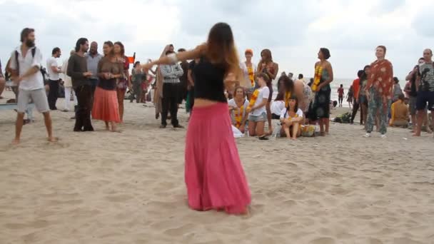 Unbekannte tanzen am Strand — Stockvideo