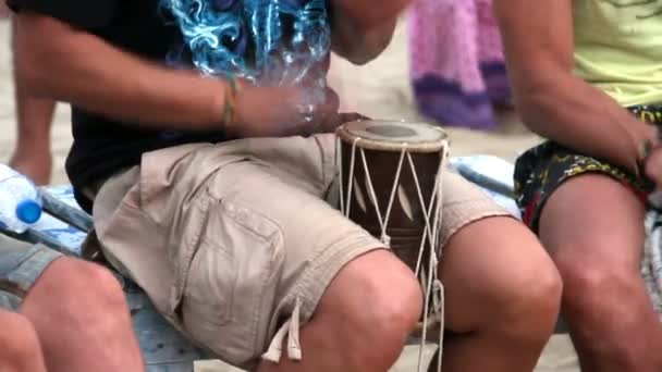 정체 불명된 남자가 Arambol 해변에서 드럼 연주. — 비디오