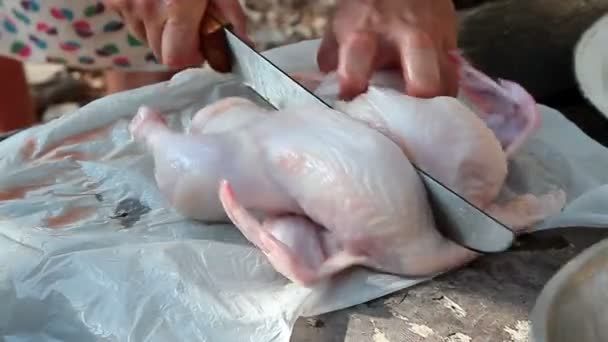 Кухарка порезала курицу на обед. — стоковое видео