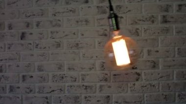 Bir tuğla duvar üzerinde sallanan vintage tavan lamba