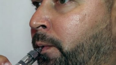 Saygın adam sigara elektronik sigara