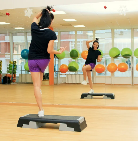 Tienermeisje hip-hop dansen op witte achtergrond — Stockfoto